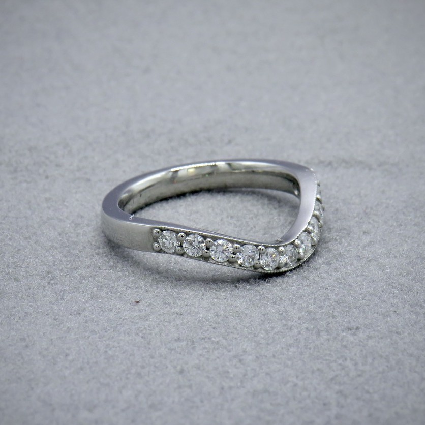 Curved diamond band