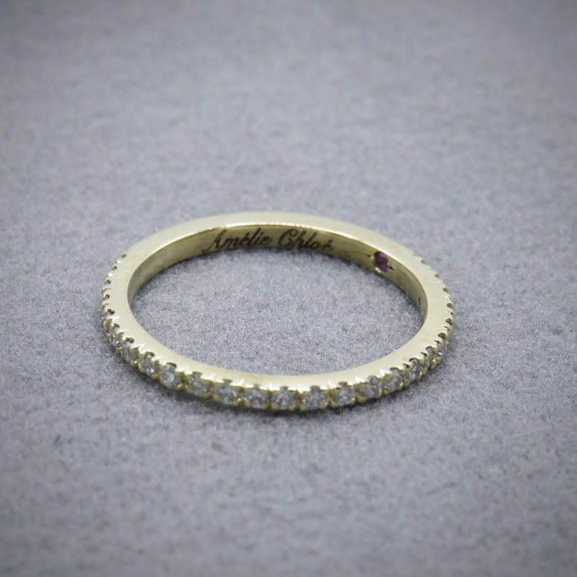 Gold and diamond ring with engraving and inlaid gemstione