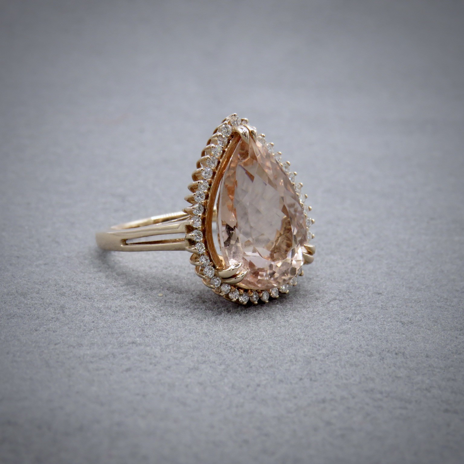 Pear shaped Morganite in yellow gold