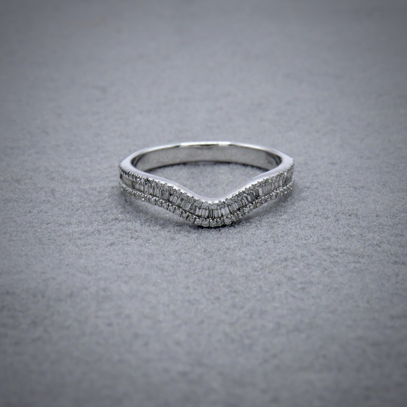 Curved diamond ring in white metal